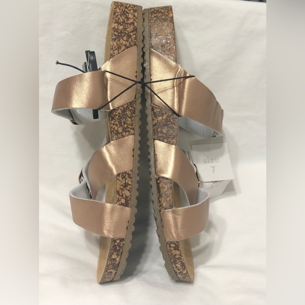 Women’s sandal slip on Thong open toe double buckles straps gold. Size 7 - Picture 3 of 4